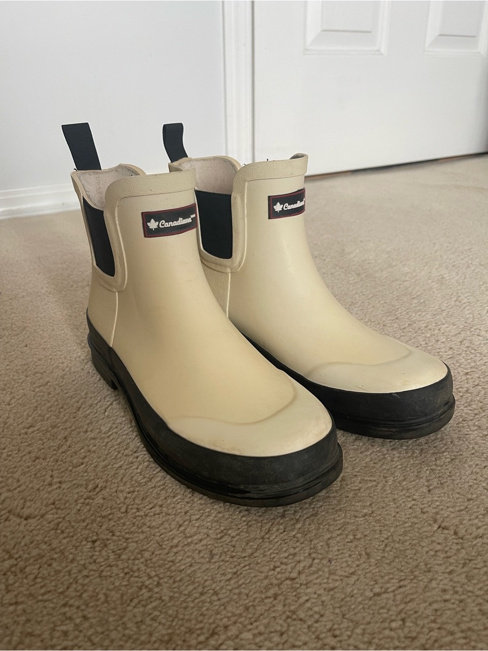Canadiana Short Rain Boots in Cream with Black Soles